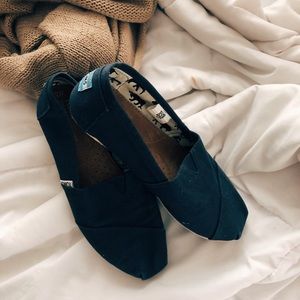⭐️ Toms Navy Canvas Shoes ⭐️